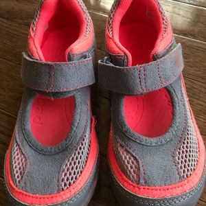 Pediped Girl’s water shoes coral/grey.